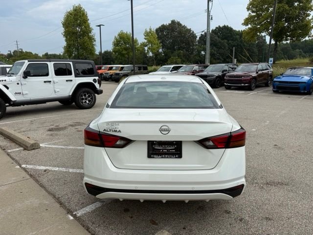 Used 2025 White Nissan 2.5 SV image 5