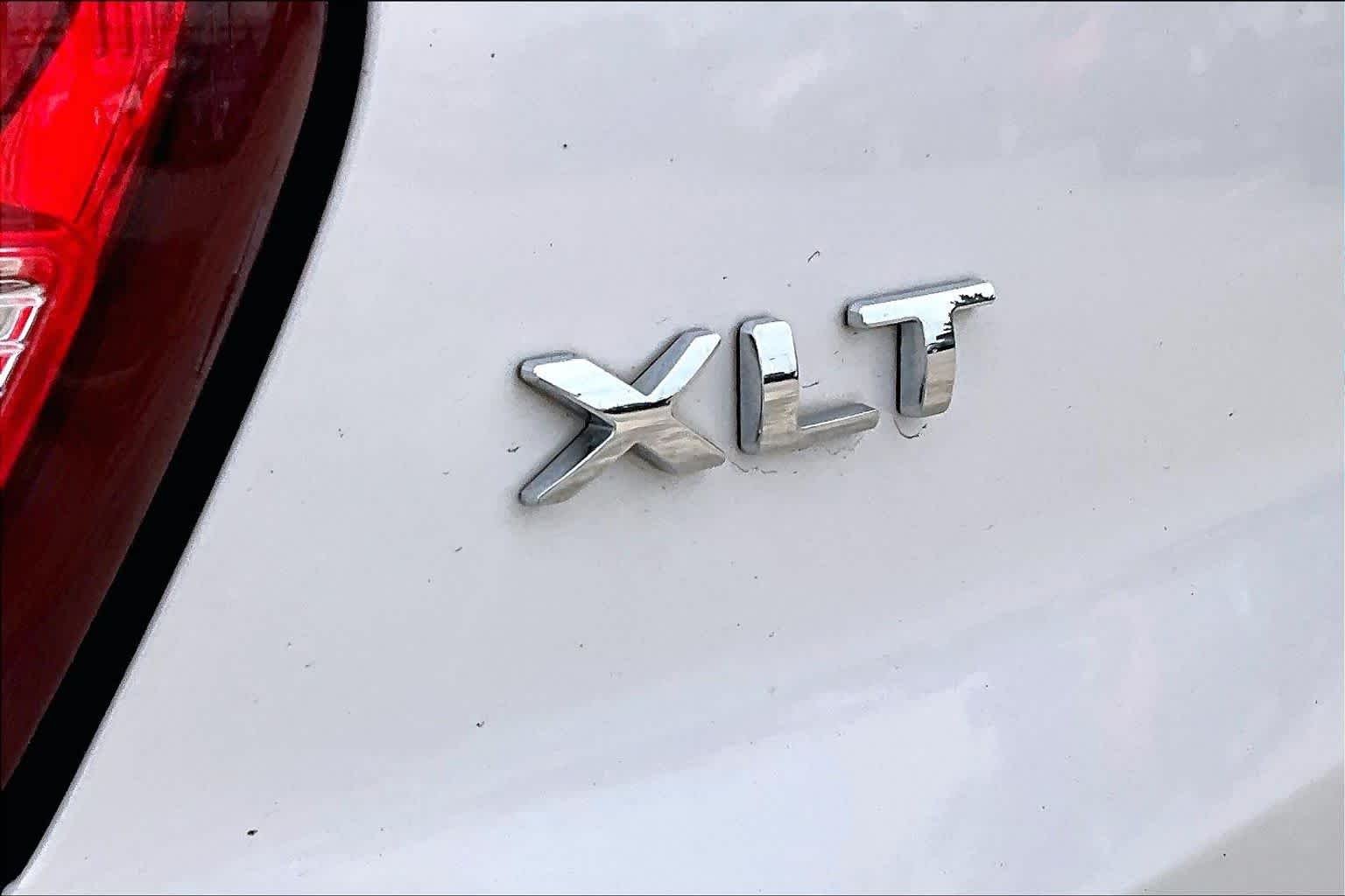 Used 2017 White Platinum Metallic Tri-Coat Ford XLT image 9