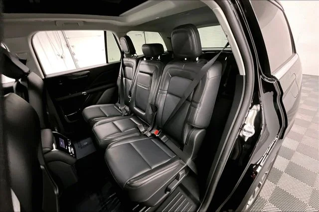 Used 2025 Infinite Black Metallic Clearcoat Lincoln Reserve image 24