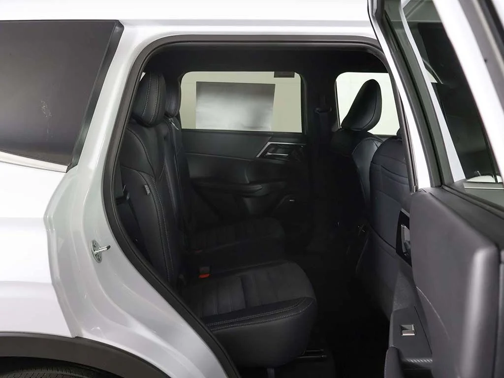 New 2026 White Mitsubishi LE 1.5T S-AWC image 32