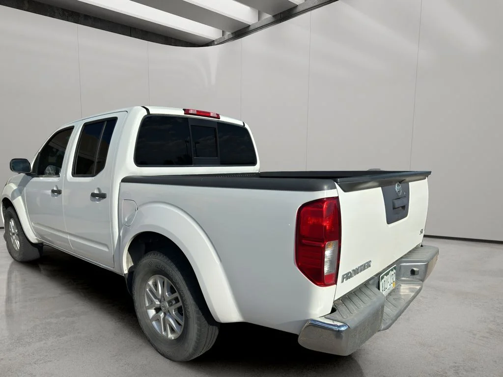 Used 2016 Glacier White Nissan SV image 3