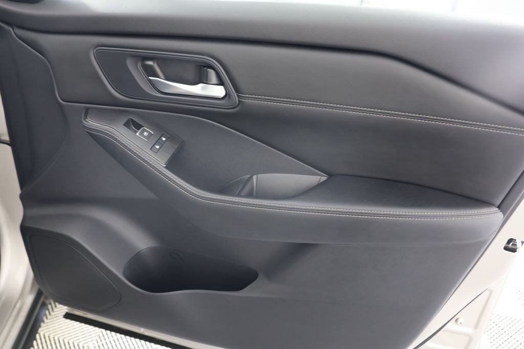 Used 2025 Gold Nissan SL image 29