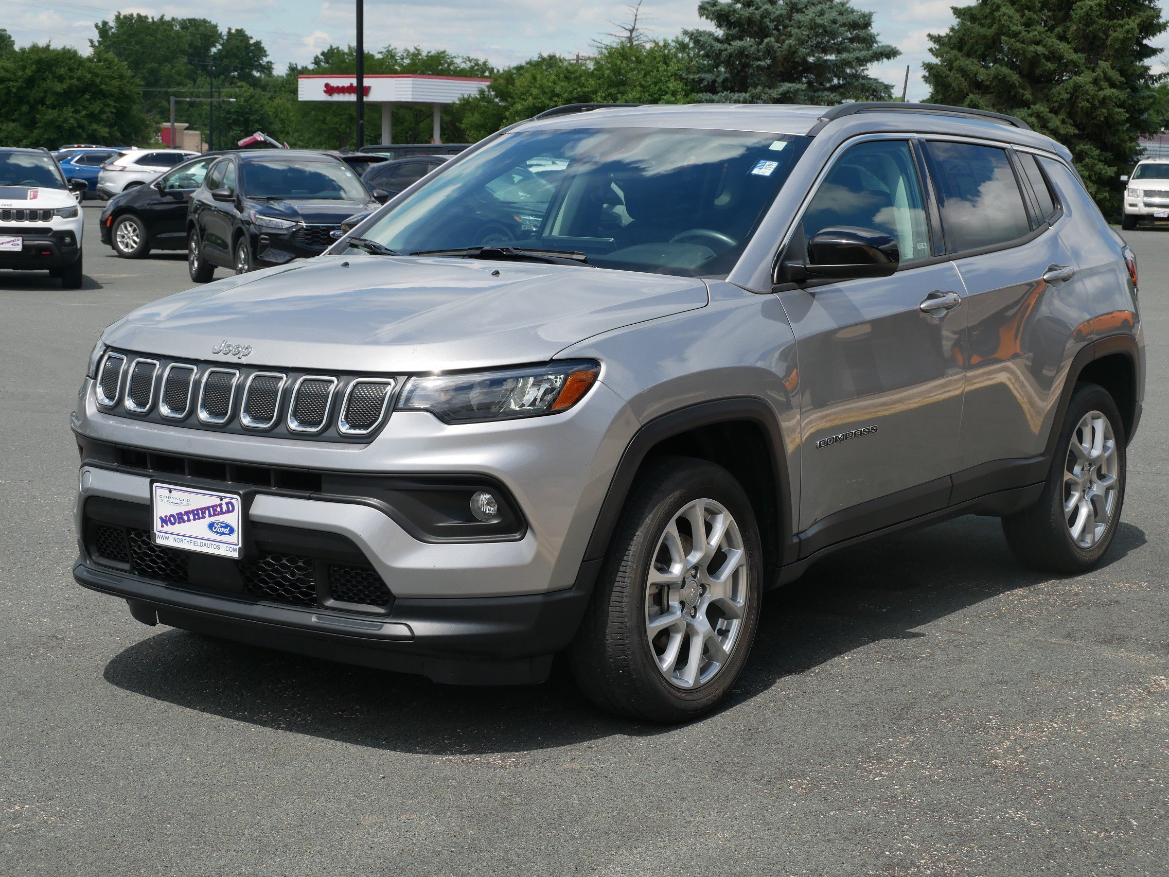 Used 2022 Billet Silver Clearcoat Metallic Jeep Latitude Lux image 4