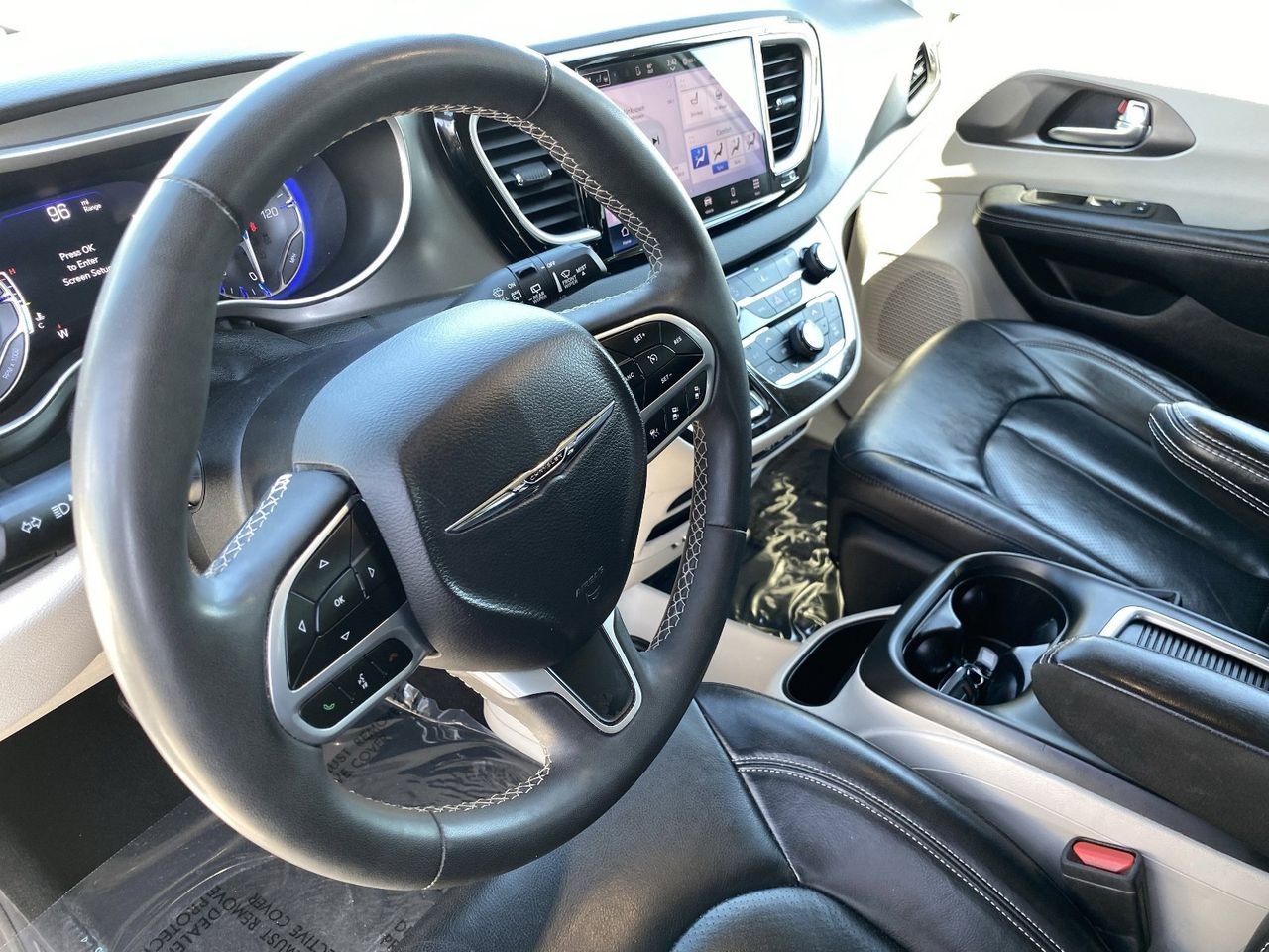 Used 2022 Bright White Chrysler Touring L image 29