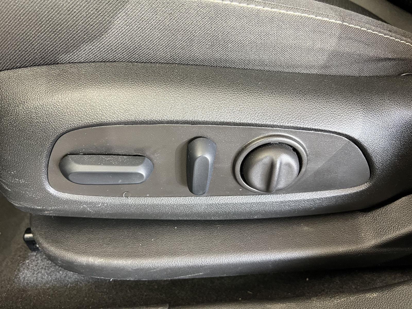 Used 2023 Sterling Metallic GMC SLE image 6