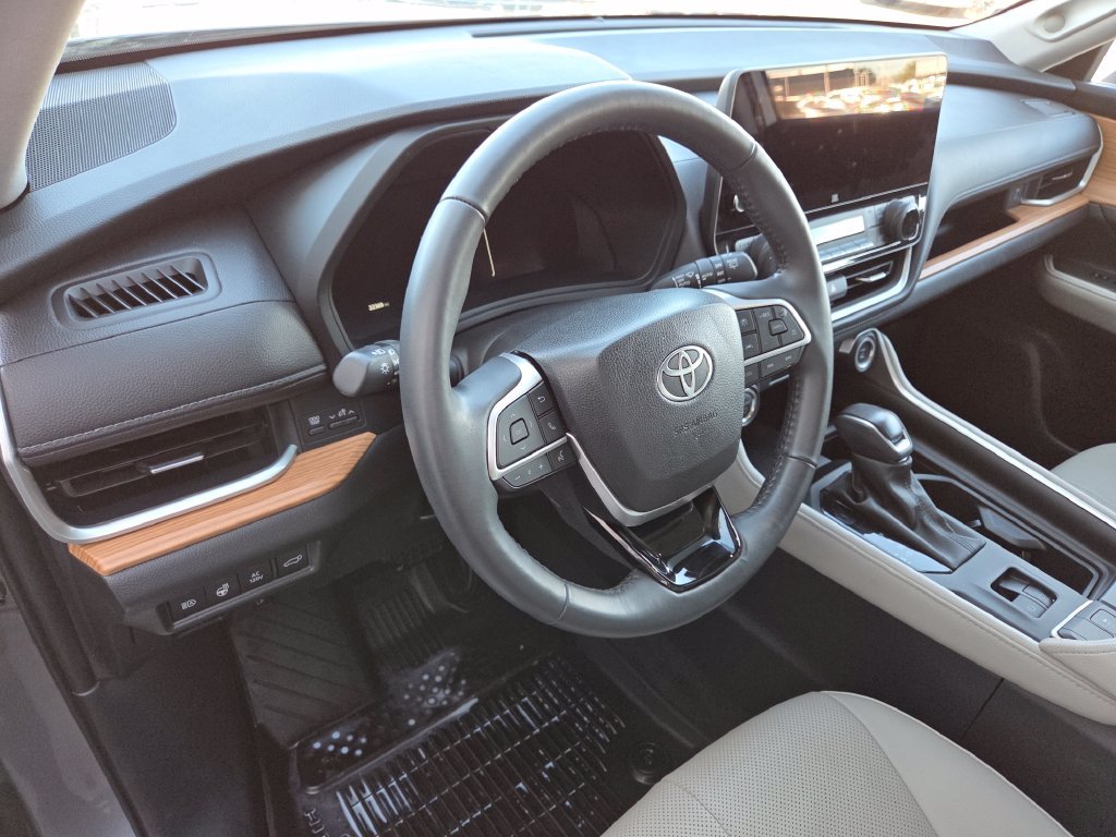Used 2025  Toyota Limited image 18