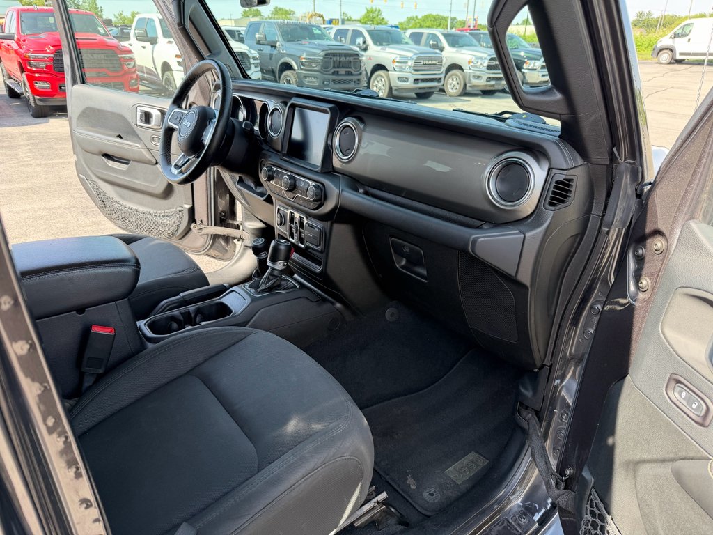 Used 2019 Granite Crystal Metallic Clearcoat Jeep Sahara image 10
