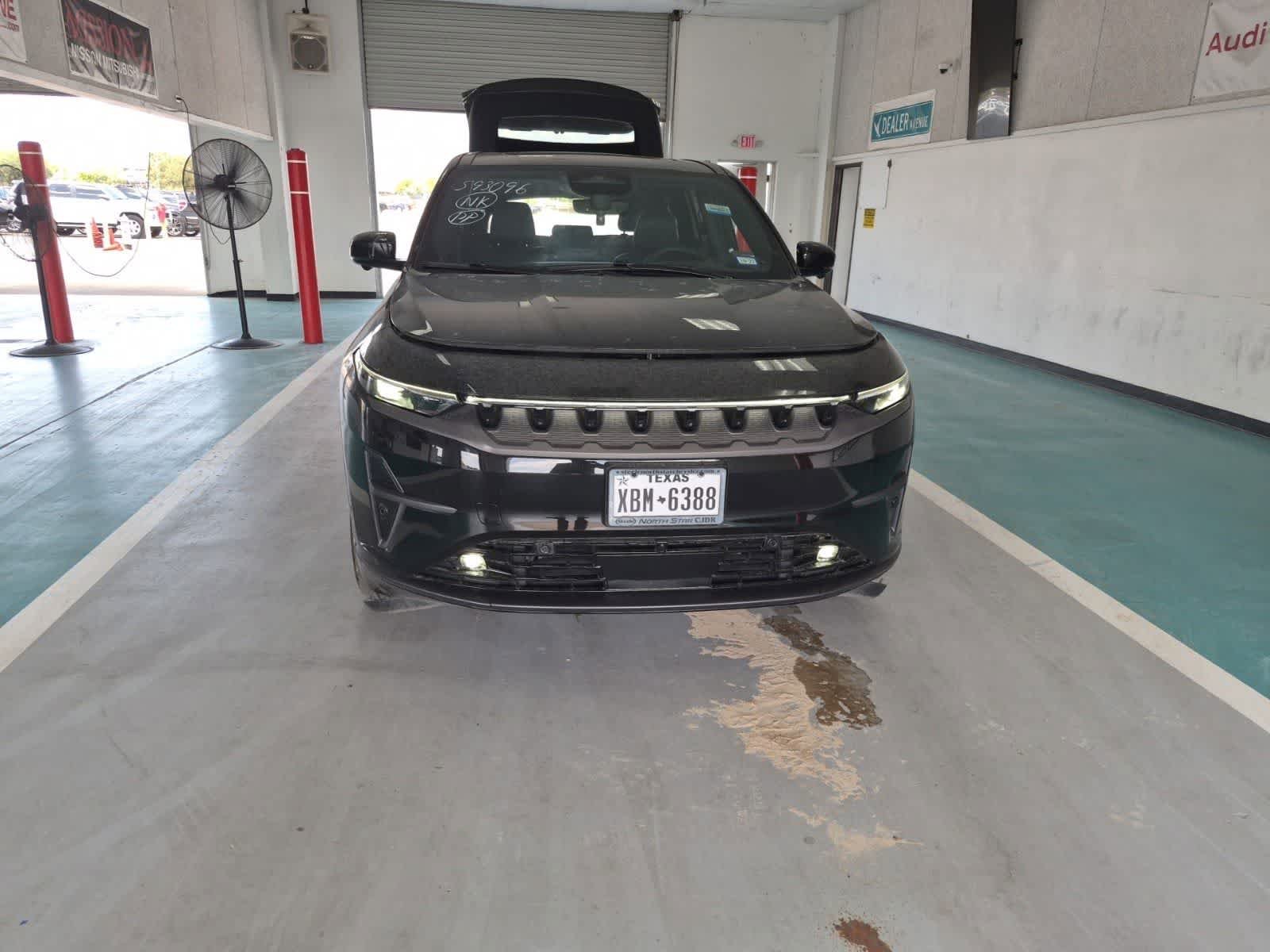 Used 2025 Diamond Black Crystal Pearlcoat Jeep Limited image 3