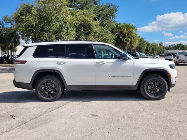 New 2025 Bright White Clear-Coat Exterior Paint Jeep Altitude image 5
