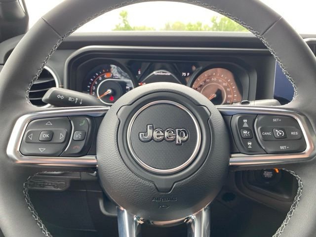 New 2026 Bright White Clear-Coat Exterior Paint Jeep Sahara image 13