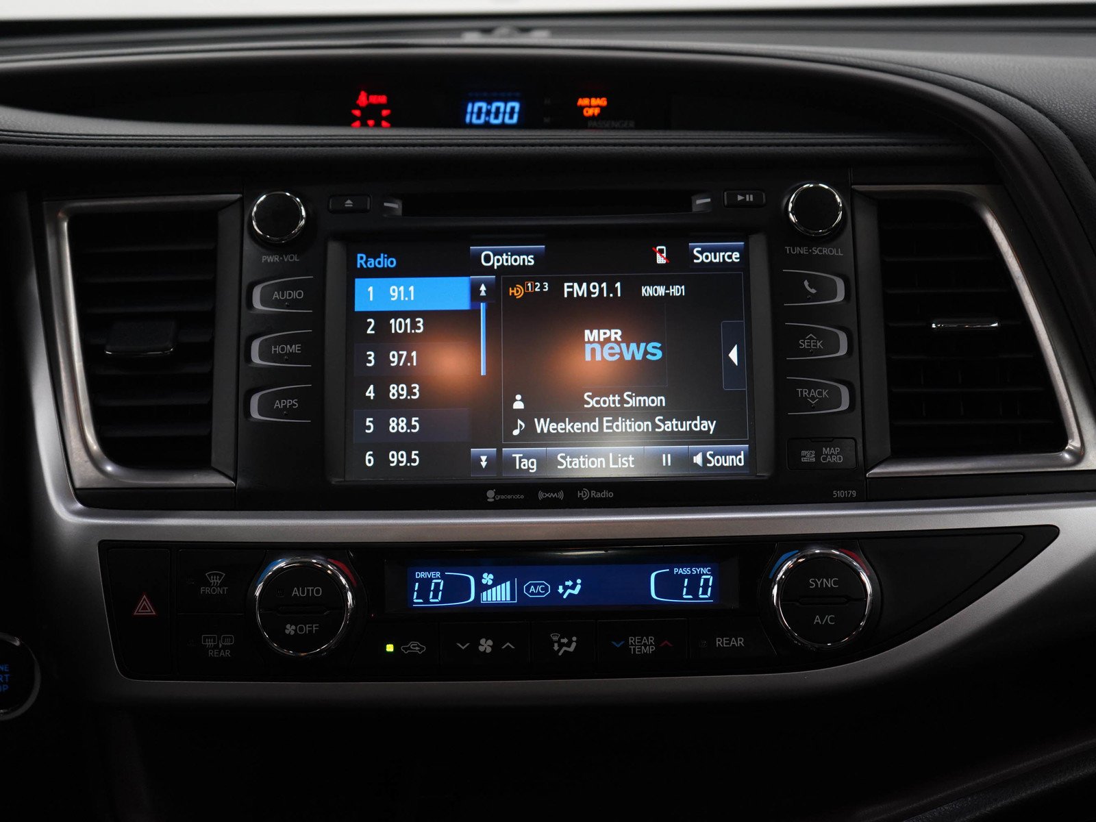 Used 2018 Blizzard Pearl Toyota Xle image 17