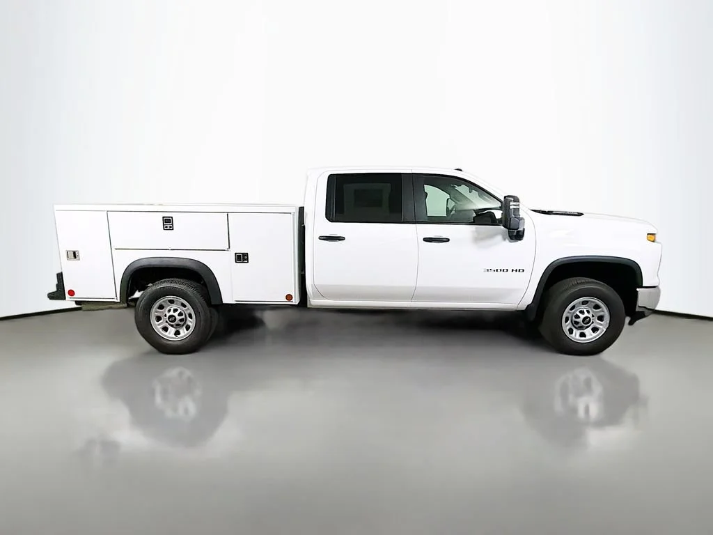 New 2026 Summit White Chevrolet WT image 4