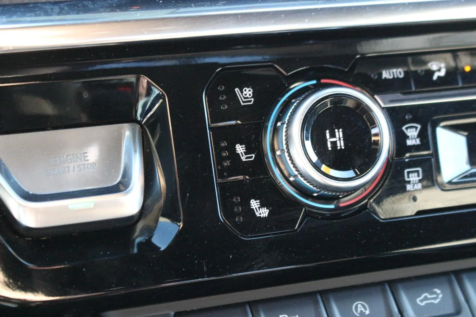 Used 2025 White Frost Tricoat GMC Denali image 29