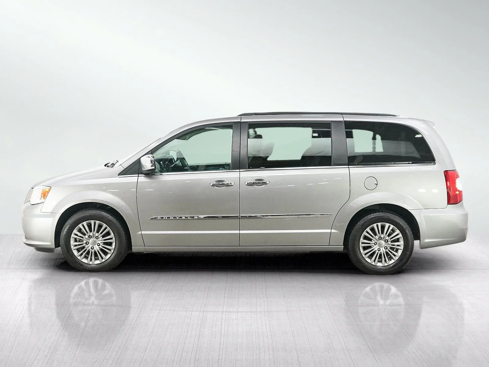 Used 2016 Chrysler Town & Country Touring-L with VIN 2C4RC1CGXGR191438 for sale in Hopkins, Minnesota