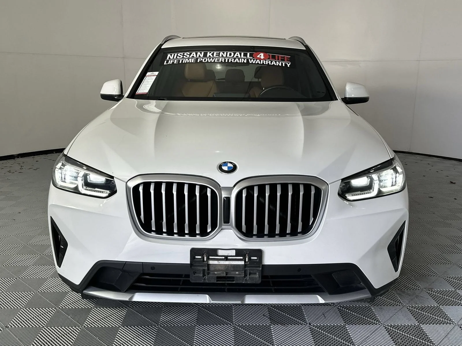 Used 2023 White BMW sDrive30i image 3
