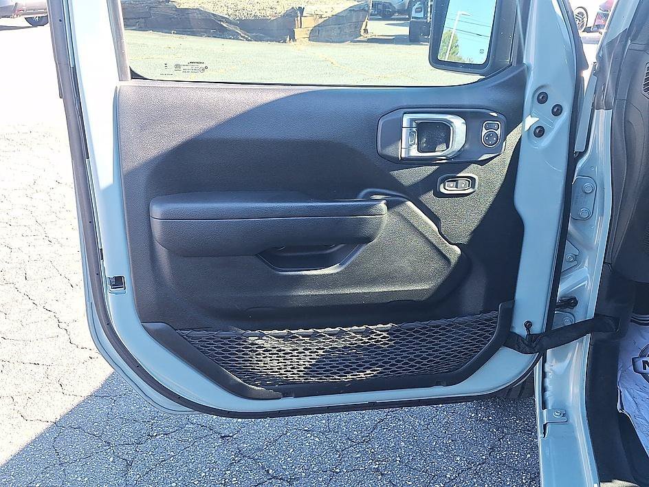 Used 2023 Earl Clearcoat Jeep Sport Altitude image 9