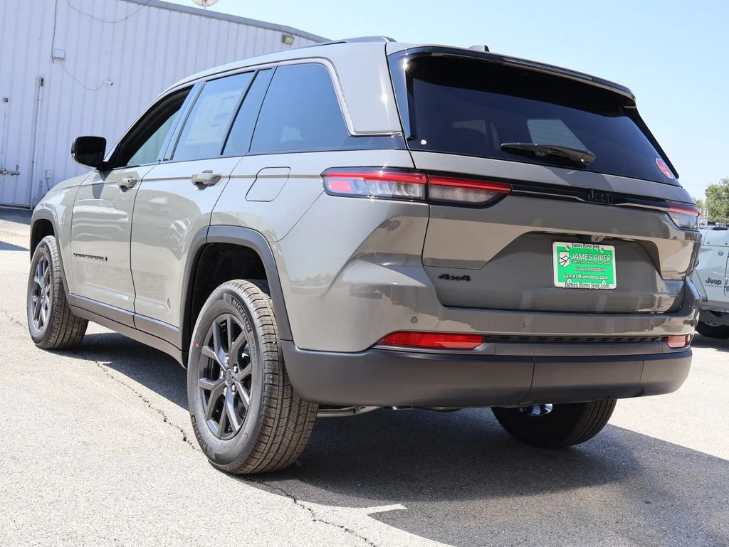 New 2027 Sting-Gray Clearcoat Jeep Laredo Altitude image 3