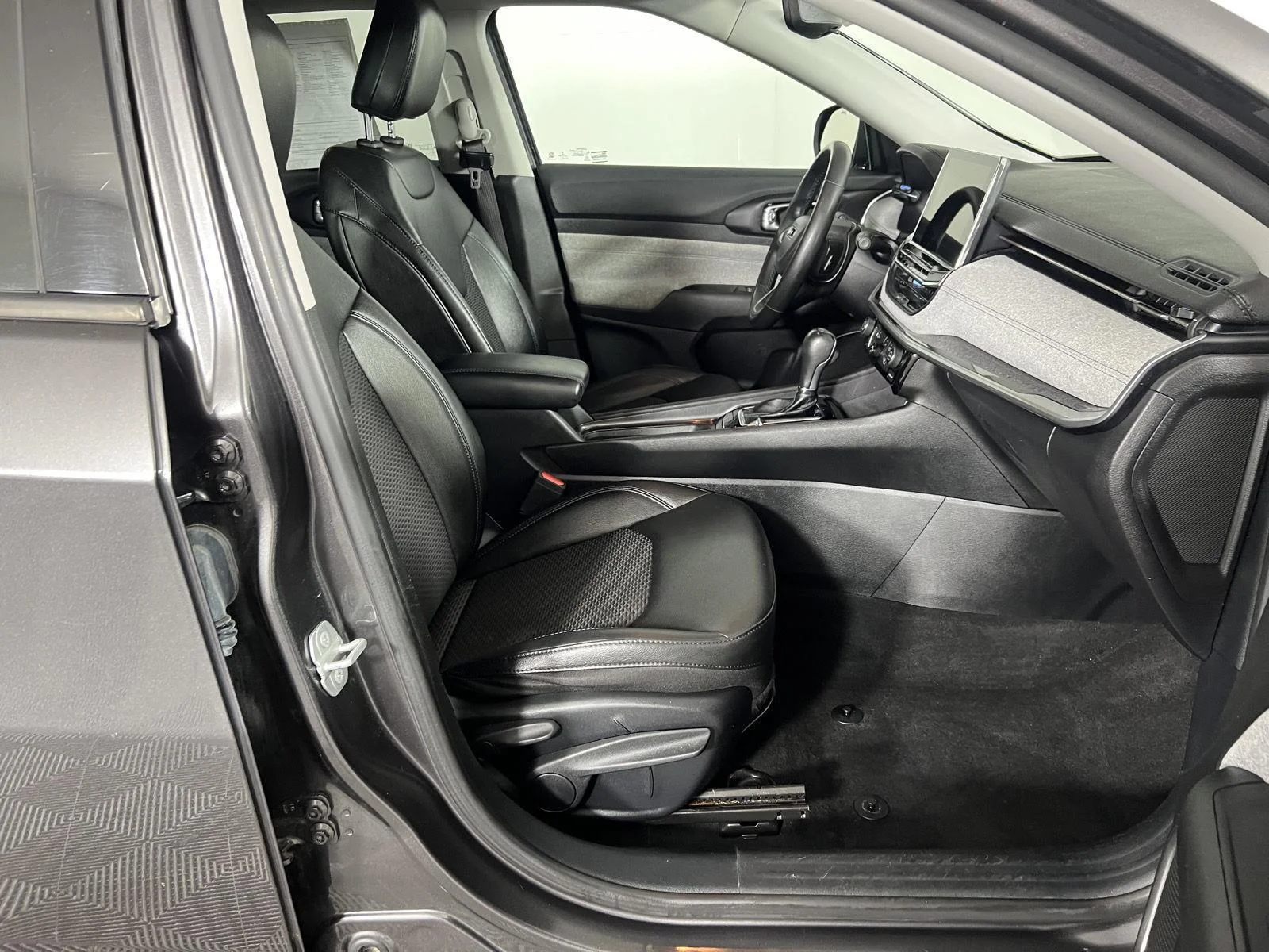Used 2022 Granite Crystal Metallic Clearcoat Jeep Latitude image 21