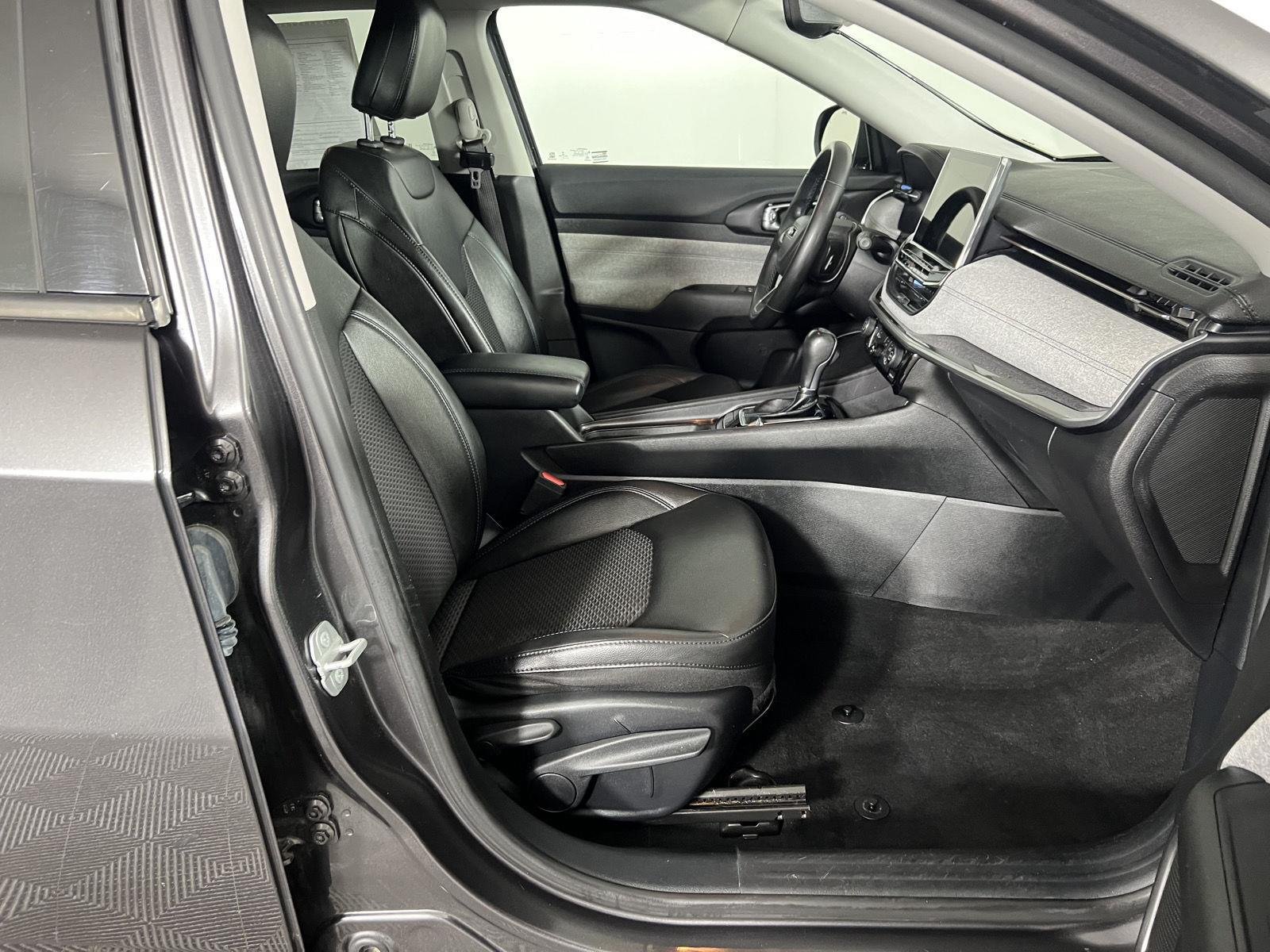 Used 2022 Granite Crystal Metallic Clearcoat Jeep Latitude image 21