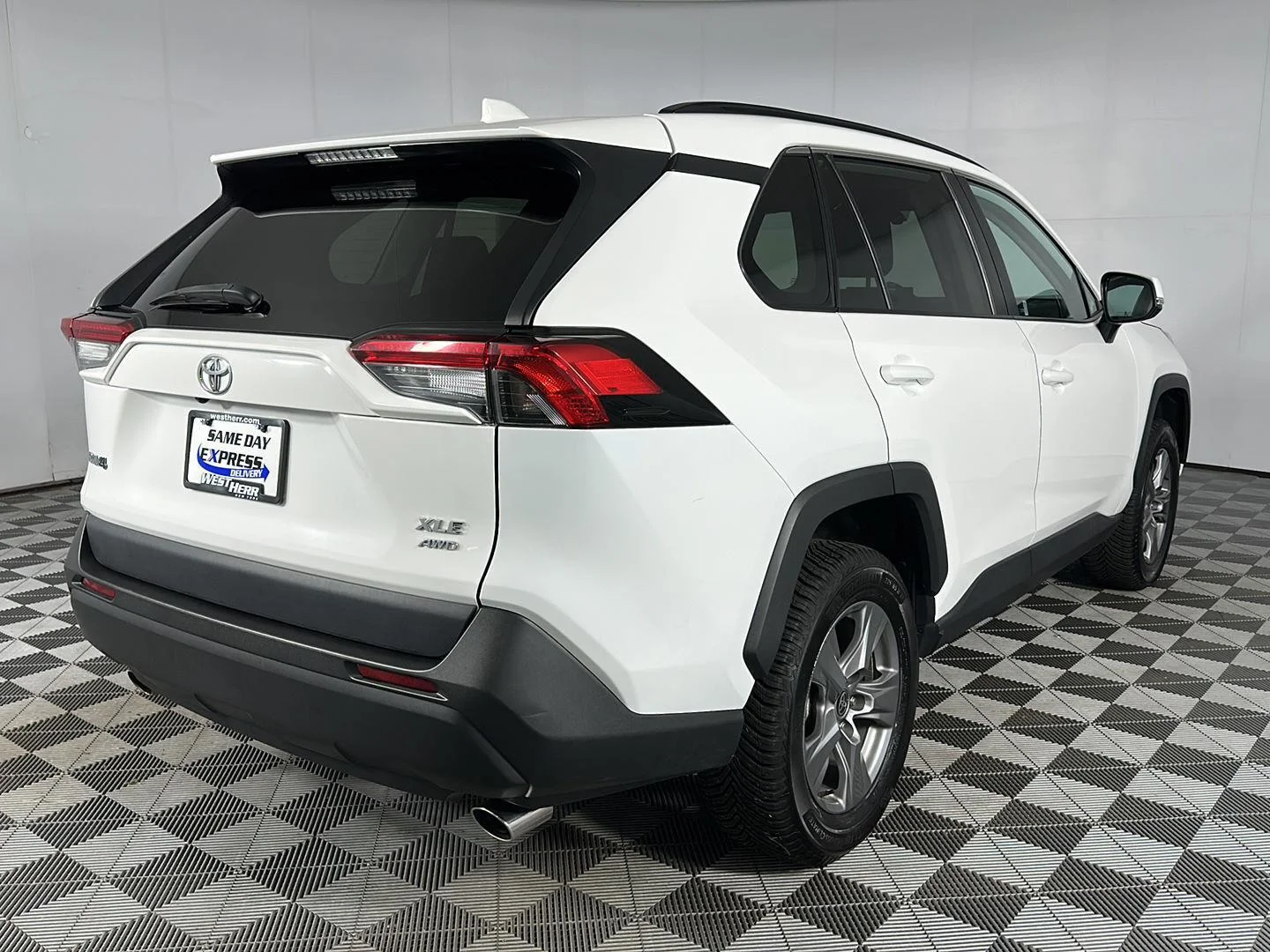 Used 2022 White Toyota XLE image 28