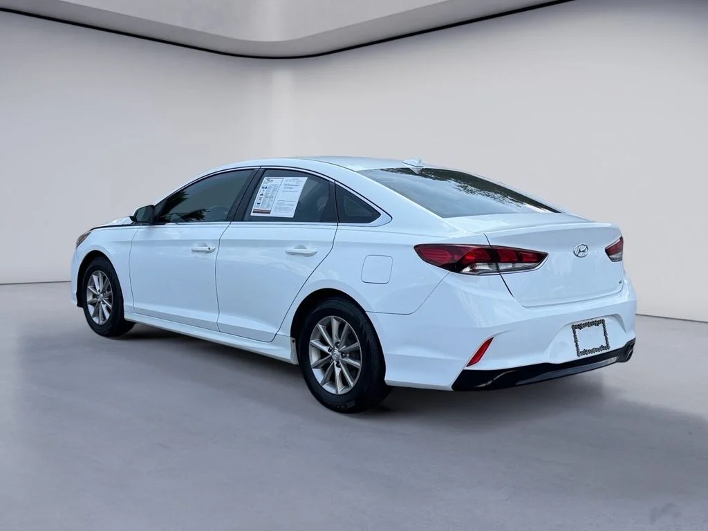 Used 2018 Quartz White Pearl Hyundai SE image 3