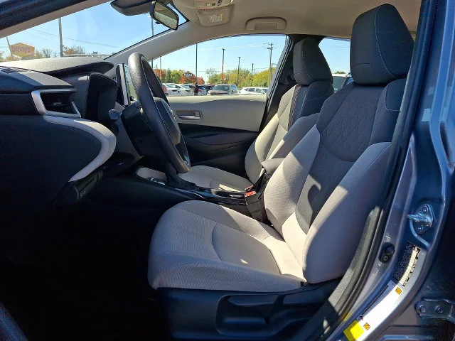 Used 2021  Toyota LE image 13