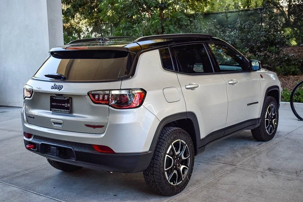 New 2026 Silver Zynith Metallic Clear-Coat Exterior Paint Jeep Trailhawk image 6