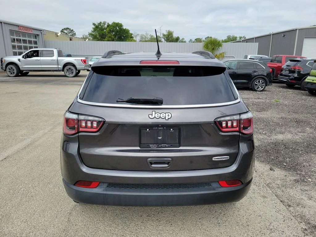 Used 2020 Gray Jeep Latitude image 10