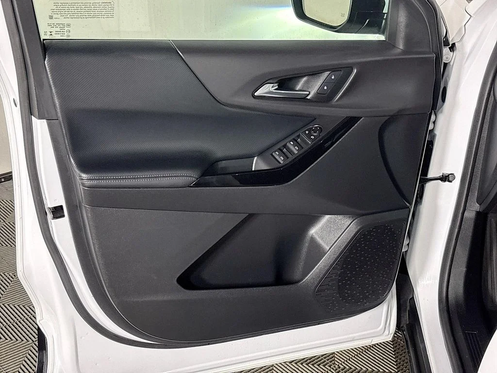 Used 2025 White Chevrolet LT image 10