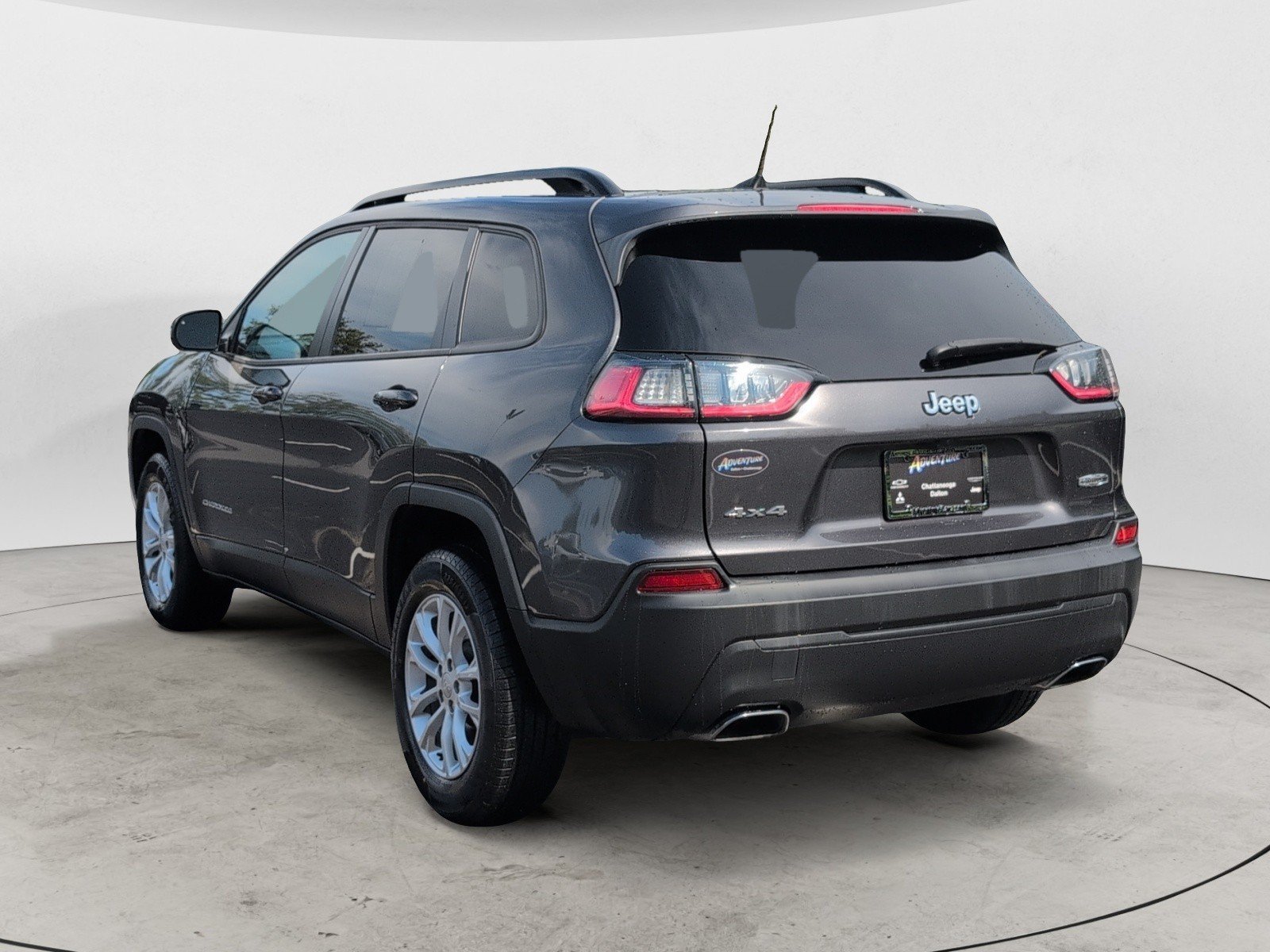 Used 2022 Granite Crystal Metallic Clearcoat Jeep Latitude Lux image 5