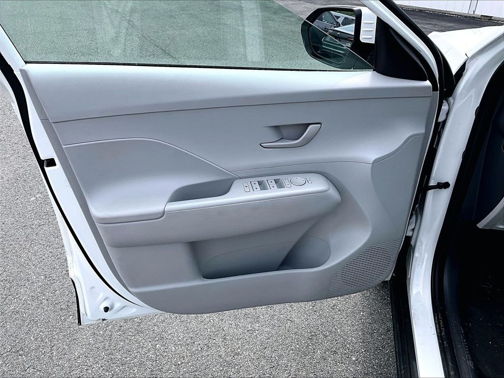 Used 2025 White Hyundai SEL image 9