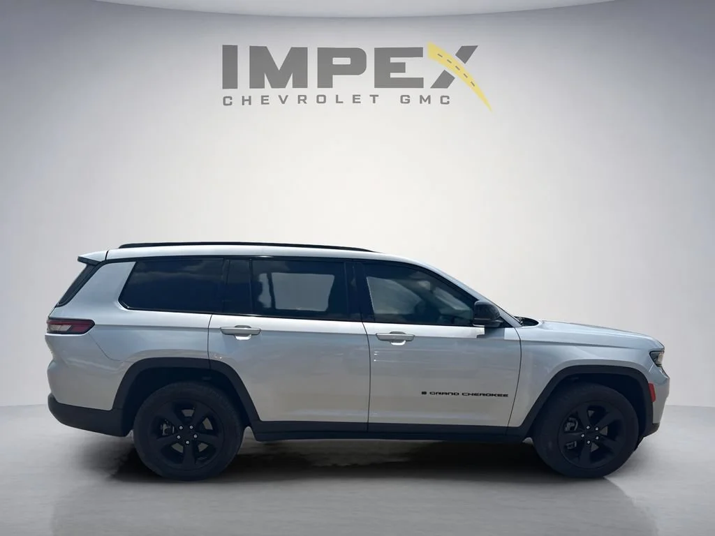 Used 2022  Jeep Limited image 6