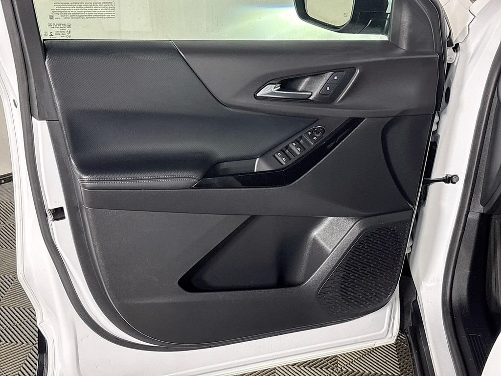 Used 2025 White Chevrolet LT image 10