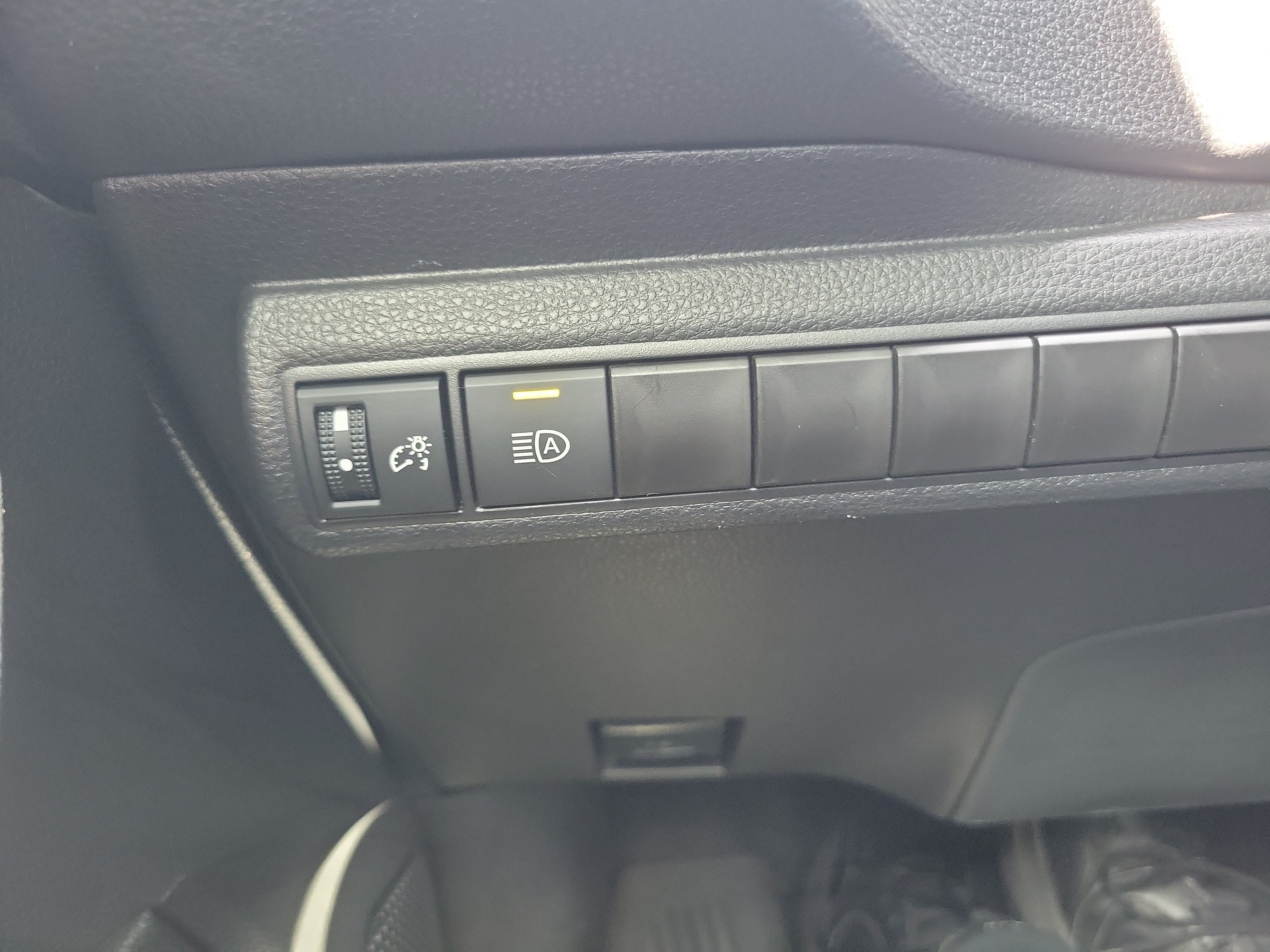 Used 2025 Pearl Toyota LE image 27