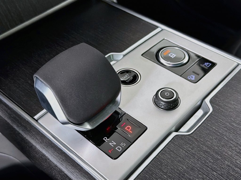 New 2027 Santorini Black Land Rover SE image 17