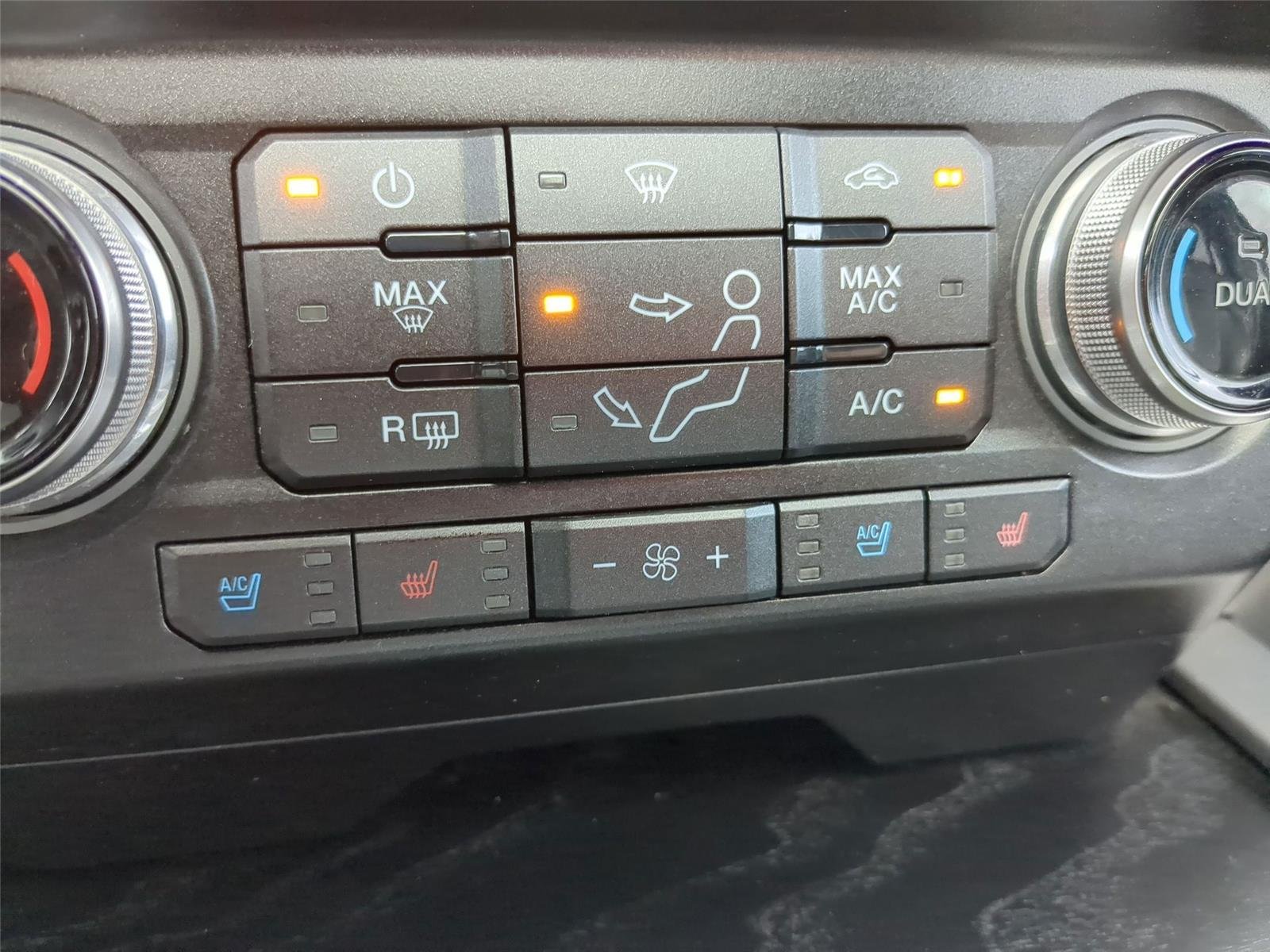 Used 2019 White Platinum Metallic Tri-Coat Ford Platinum image 25