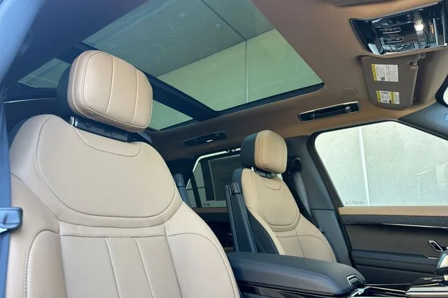 New 2026 Santorini Black Land Rover Dynamic SE image 16