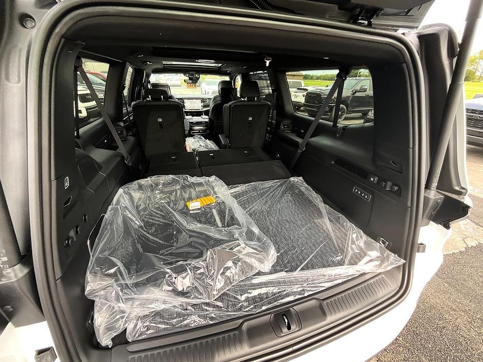 New 2026 Bright White Clear-Coat Exterior Paint Jeep Limited Reserve image 9