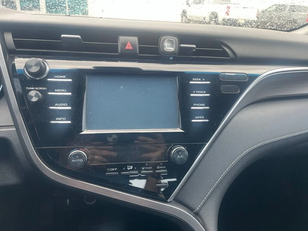 Used 2018 White Toyota SE image 10