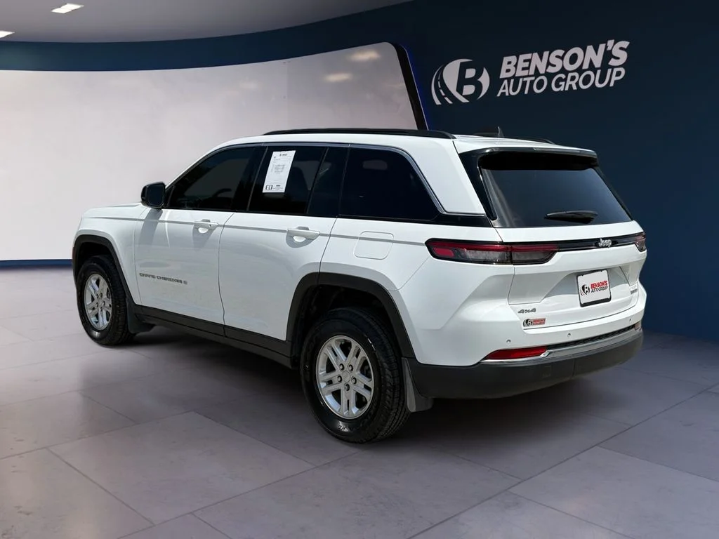 Used 2024 White Jeep Laredo image 3
