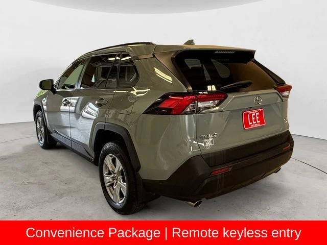 Used 2020  Toyota XLE image 3