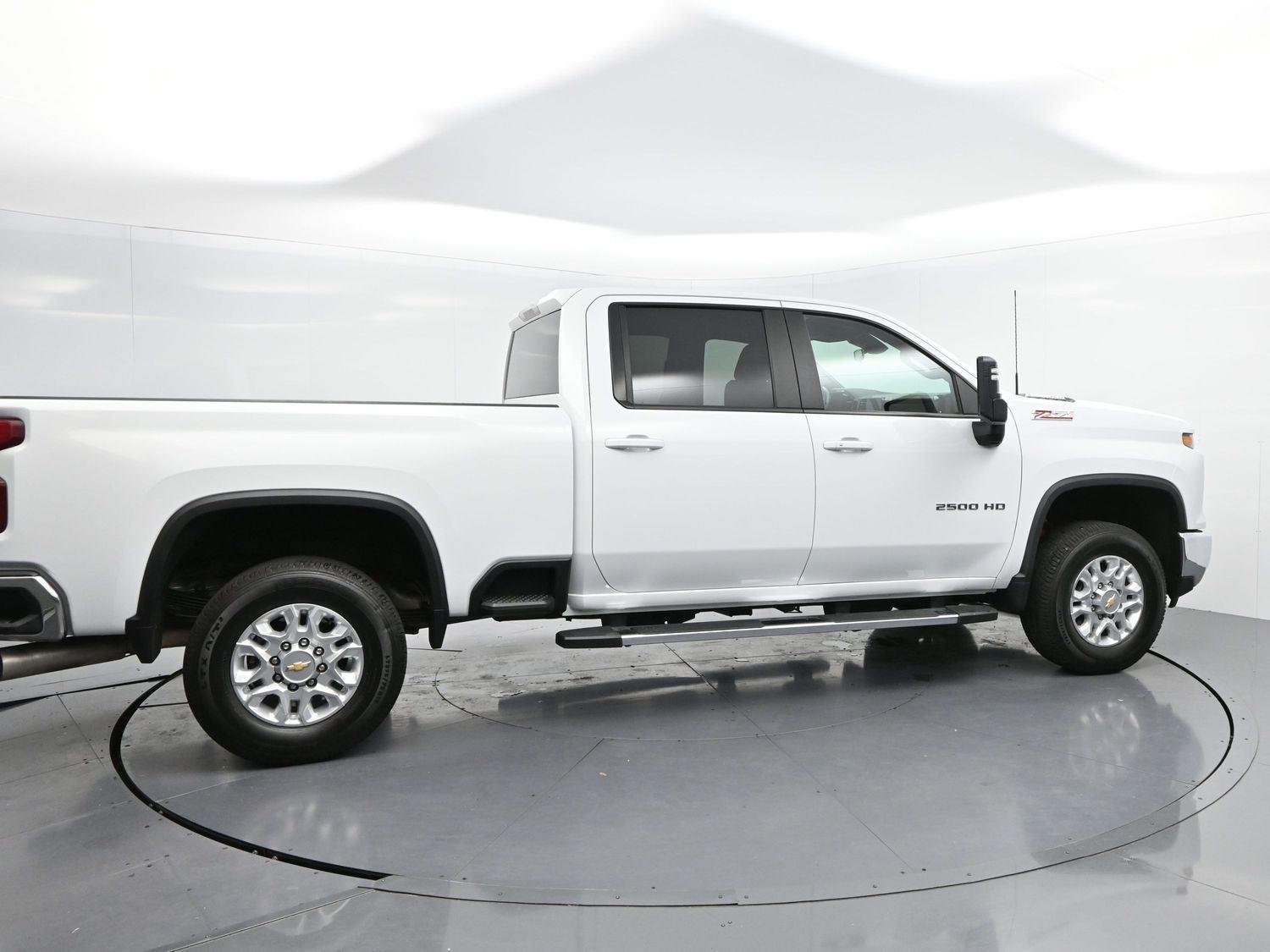 Used 2025 Summit White Chevrolet LT image 8