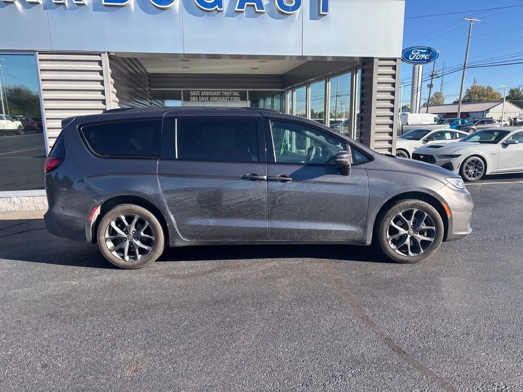 Used 2022 Gray Chrysler Touring L image 4
