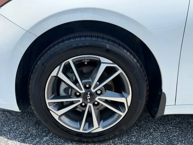 Used 2023 White Kia LXS image 9