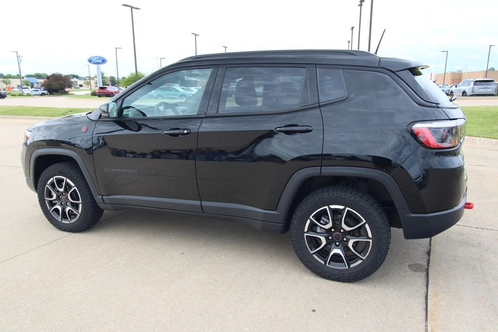 Used 2025 Black Jeep Trailhawk image 15