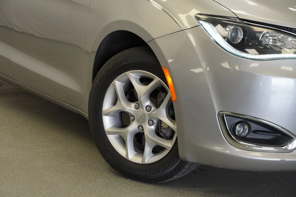 Used 2019 Silver Chrysler Touring Plus image 5
