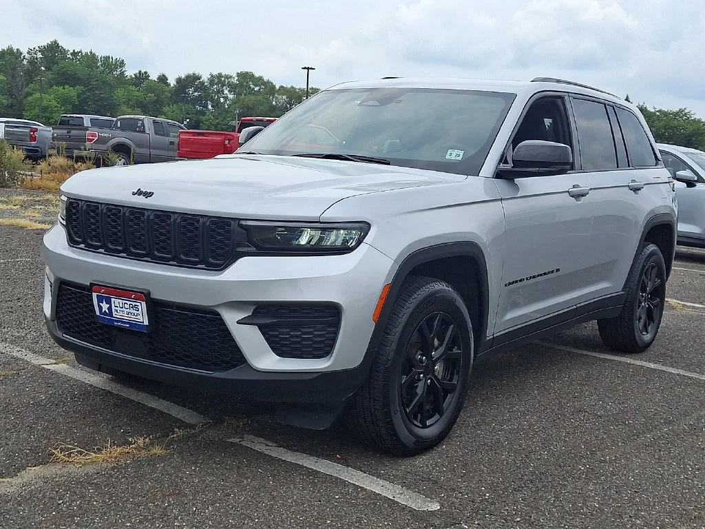 Used 2024 Silver Jeep Altitude X 4x4 image 5
