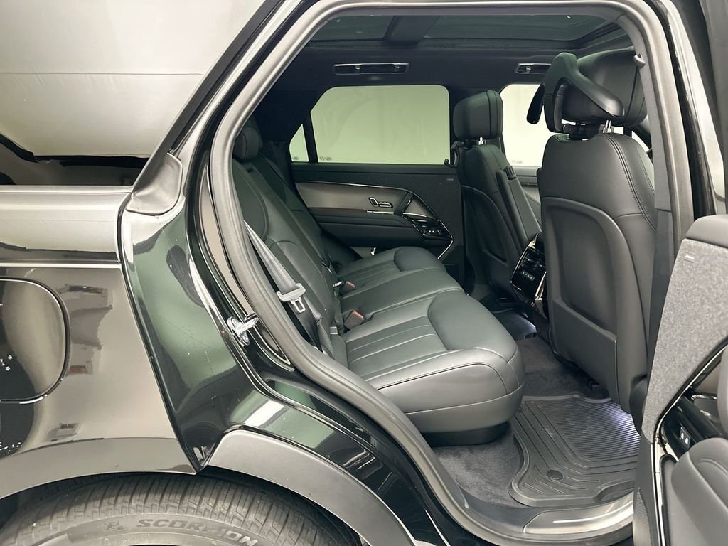 New 2026 Santorini Black Metallic Land Rover SE image 7