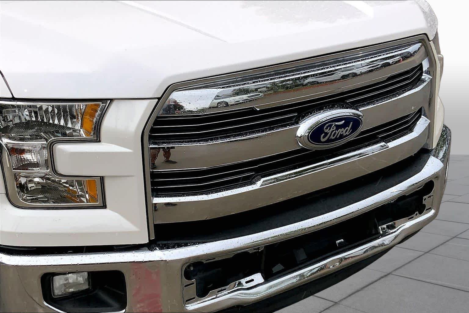 Used 2017 White Platinum Metallic Tri-Coat Ford Lariat image 27