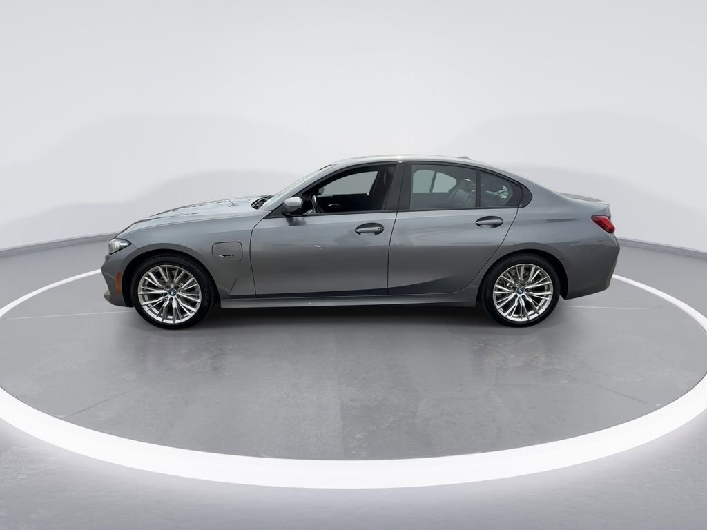 2023 BMW 3 Series 330e - Photo 9